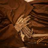 I resti del religioso appaiono �mummificati� nell�abito del suo Ordine, con le mani incrociate sul grembo di cui la destra priva dell�indice